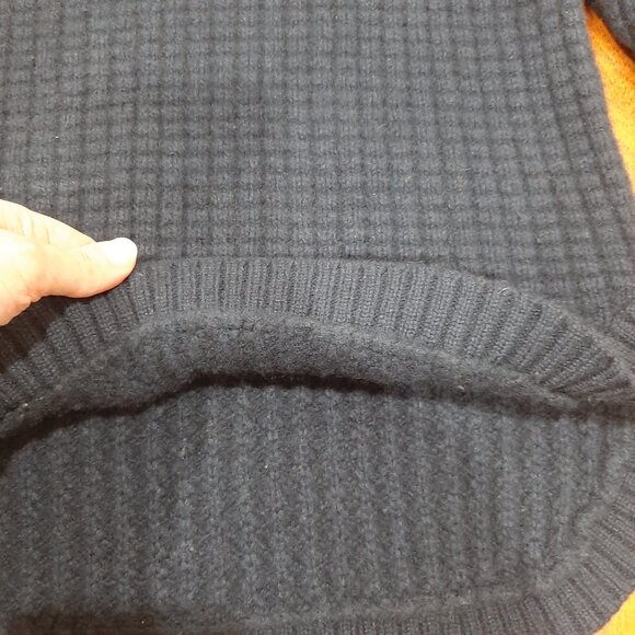 Luxury navy Cashmere crew neck textured sweater - Picture 9 of 9